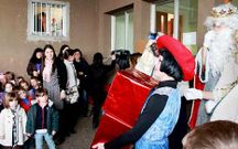 Los Reyes Magos visitaron a los escolares de Ponteceso y Corme.