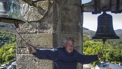 Manuel �lvarez tocando as camp�s da igrexa de Vilamor nunha imaxe tomada no 2013