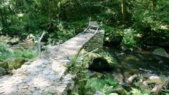 Desde la reserva han abierto un puente entre los agricultores y los colegios. En la foto el puente do Cal dos Loureiros sobre el r�o Mandeo