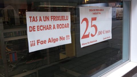 Cartel de promoci�n de un gimnasio en Gij�n.El cartel promocional