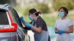 Personal m�dico realiza pruebas de coronavirus en Chessington, en Londres
