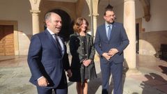 Ignacio Villaverde junto a la nueva presidenta del Consejo Social de la Universidad, �ngela Santianes, y Adri�n Barb�n