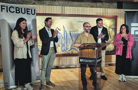 Manuel Pena, da direcci&oacute;n do FICBueu, presentando onte a programaci&oacute;n do festival