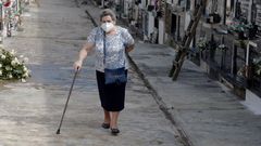 Una mujer visita el cementerio de Ceares, en Gijn