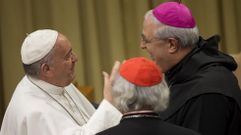 El papa, junto a otros cardenales. 
