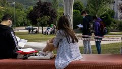 Alumnos que acudieron a la selectividad extraordinaria descansando entre examen y examen