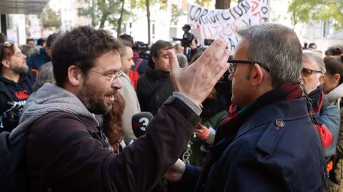 El dimitido Albano Dante Fachim, entre el m�s de un centenar de diputados, senadores y militantes de base de ERC, la CUP y el PDECat que estaban a las puertas del Supremo. 