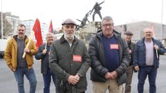 Juan Carlos Aneiros y Ramiro Otero (en primer plano) en el monumento al Dez de Marzo, con los compa�eros de CC.OO. �lex Bello, Victoriano Fojo, Carlos Mella y Jos� Hurtado, secretario xeral de la Uni�n Comarcal de CC.OO.
