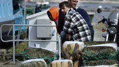 lvaro Castro Santos era patrn del pesquero Facuca en el 2017, cuando transport 1.700 kilos y lo detuvieron a bordo (con chaquetn a cuadros en la foto junto a los fardos requisados en su barco). Antes, en 1993, fue arrestado tambin por otros 750 kilos. Fue condenado por ambos portes, ahora espera la tercera sentencia.