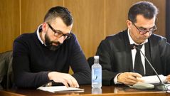 El acusado, C�sar Adrio, este lunes junto a su abogado en la secci�n viguesa de la Audiencia de Pontevedra