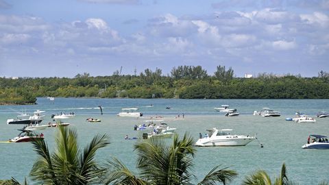 En medio del brote de coronavirus la gente disfruta en sus barcos en el Haulover Sandbar en Miami Beach