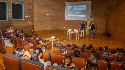 Vicente Feijoo, &aacute; esquerda, durante a presentaci&oacute;n da charla, o m&eacute;rcores no multi&uacute;sos de Mora&ntilde;a. 