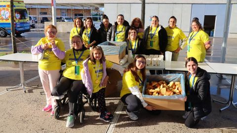 Los voluntarios reparten desde comida hasta dorsales.