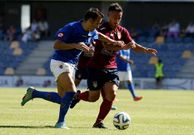 El lateral carball�s Borja Facal en una internada en Pasar�n ante un rival. 