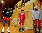 Van der Koolj, centro, antes de realizar su primera sesi�n de entrenamiento en O Pombal. 