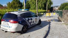 Mancha de aceite que dej� el veh�culo en la traves�a de A Seara, en San Xo�n de Poio