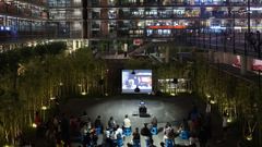 Pase de cine nocturno en el Bamboo Square del West Village, en la ciudad china de Chengdu, obra de Liu Jiakun.