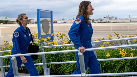 Christina Koch antes de llegar a la conferencia de prensa de la NASA.