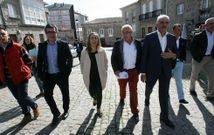 La conselleira, durante su recorrido ayer por el centro de Chantada, acompa�ada por el alcalde