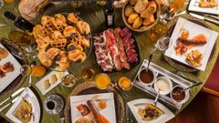 Mesa repleta de alimentos en un brunch de Casa Conrado y Su�rez.