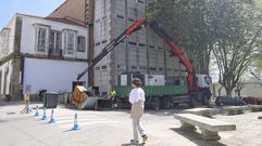 Tramo de la calle Coru�a cerrado al tr�fico ayer, en la parte trasera del teatro Jofre.