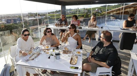 Algunos de los asistentes a la jornada de Tardes do Atlántico, este miércoles, en la terraza de Martín Códax en Cambados.