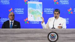 El presidente de Venezuela, Nicols Maduro, sostiene un mapa de Venezuela con la zona de Guyana incorporada al territorio de su pas.