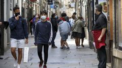 Gente paseando por con mascarillas por la r�a do Franco