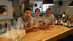 La sumiller Marta Costas junto a Diego y Csar, de Vios Vivos, en el bar de vinos que comenz su andadura hace cuatro meses en Santiago, Xnese. Encontrar un local justo al lado de su tienda fue una suerte, dice ella. Los dos socios colaboradores, que comenzaron ya hace 8 aos a comercializar vino artesanal, dicen que les cost muchsimo abrirse camino, pero ahora ya hay un mercado maduro.