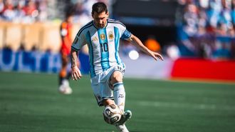 Messi controlando un bal�n durante un partido de la selecci�n argentina