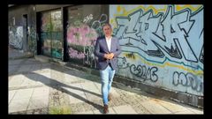 Rafa Dom�nguez, ante el local municipal abandonado en la Praza da Liberdade en Pontevedra