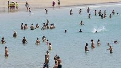 Un momento de absoluto frescor en la playa de Donios, este mircoles.