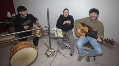 Cantos de Nadal con Alana, ayer, en la escuela de Treos, Vimianzo. Hoy, el grupo sigue de gira por el municipio