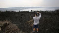 Los equipos trabajan en la extinci�n de dos incendios en As Pontes