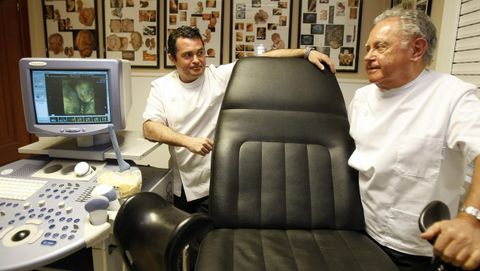 El doctor Francisco Otero, a la derecha, en una imagen de archivo con su hijo Francisco Otero Boado, también ginecólogo