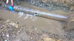 Una de las habituales roturas en la obsoleta red de agua de Ribadeo