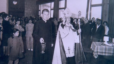 El obispo acompañó a don Emilio en la inauguración en 1971