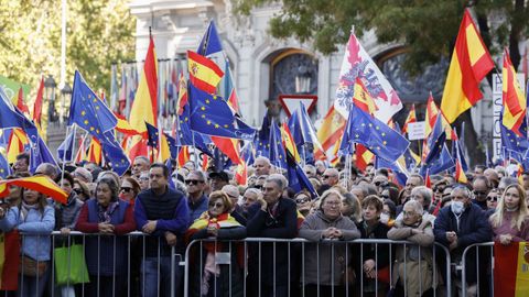 Banderas de Espaa y de la Unin Europea en la manifestacin contra la amnista