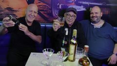 El presidente de los cantineros cubanos, Jos Rafa Malem (centro), estuvo ayer en un local de Riego de Agua explicando algunos secretos de sus ccteles y maana mostrar la tcnica a alumnos del Paseo das Pontes.