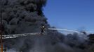 Impresionante incendio en las instalaciones de la conservera Jealsa, en Boiro