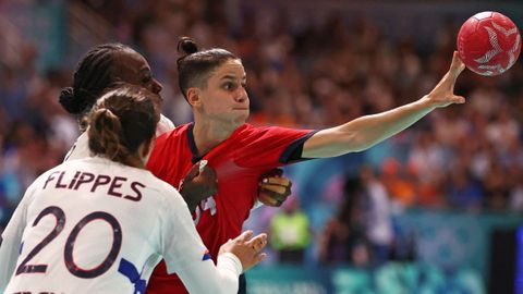 Alicia Fernández, de rojo, frente a dos rivales francesas.