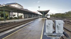 Un tren Alvia en la estaci�n de Lugo