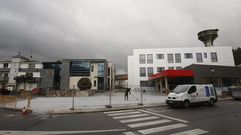 La residencia de mayores de Ribas de Sil fue construida en San Clodio junto a la sede del Ayutamiento. Es el edificio gris y rojo situado a la derecha en la fotografa