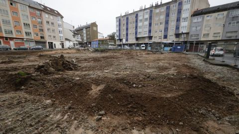 La empresa adjudicataria de los trabajos de la plaza de la Sagrada Familia ya ha vallado la zona y levantado todo el firme para acometer su renovaci�n. Est� previsto trasladar al centro el parque infantil, que fue desmontado.