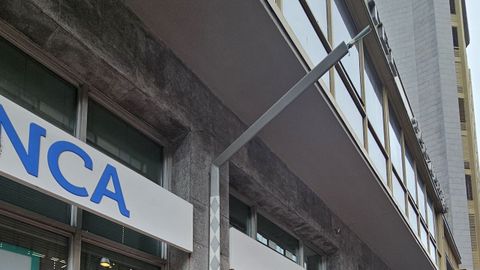 Trabajos de reposicin de las farolas de la Torre.