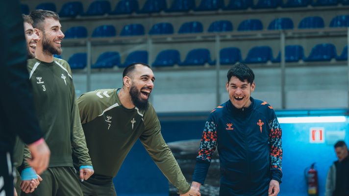 Los futbolistas de Celta y Celta Integra disfrutaron de una jornada de risas y diversi�n.