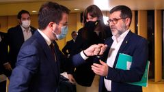 Pere Aragons saluda a Jordi Snchez en presencia de Laura Borrs