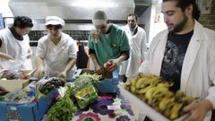 Voluntarios de Vida digna en Teis en una imagen de archivo