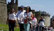 Los empleados recorrieron el exterior de la muralla a modo de protesta. 