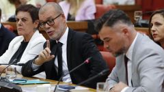 Cruset (a la izquierda), junto a Rufi�n (a la derecha) y Belarra (detr�s, a la derecha), este viernes durante la primera reuni�n de la Diputaci�n Permanente del Congreso.